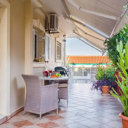 Lucky House アパート *